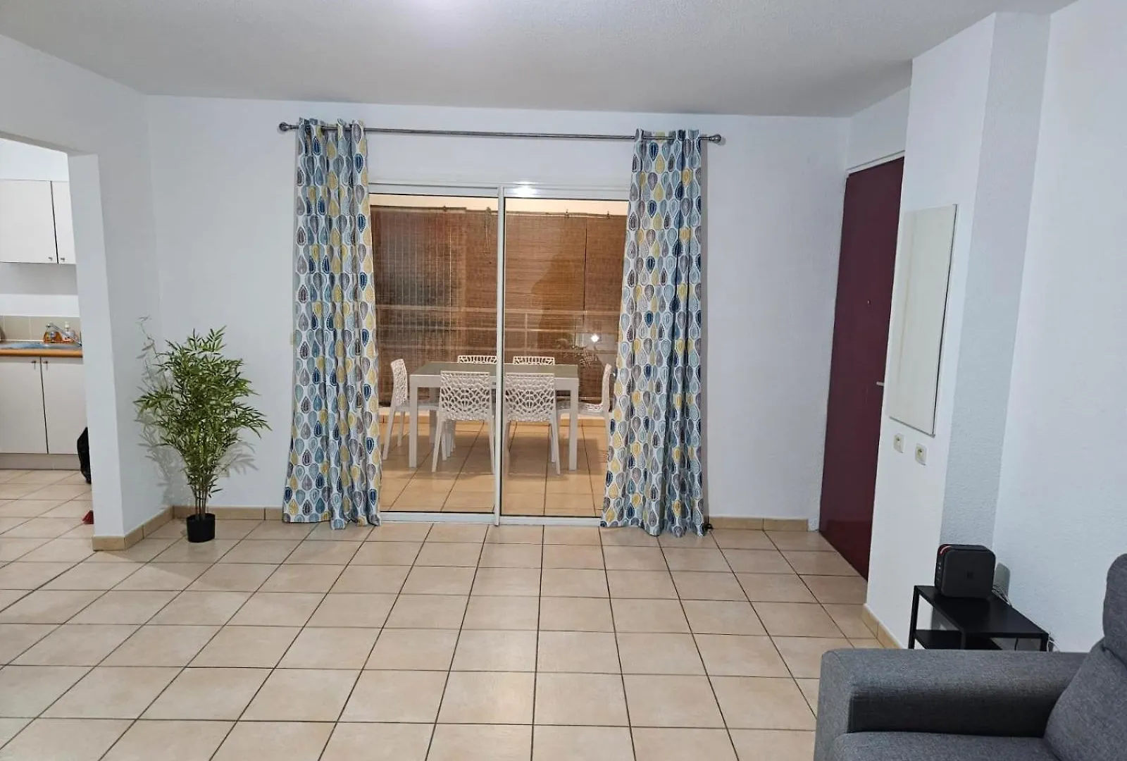 Апартаменты New Appart 2 Chambres Avec Piscine Proche Aeroport Лез-Абим